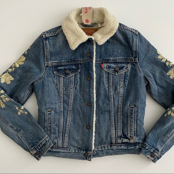 Levi’s Women’s Embroidered Sherpa Trucker Jacket Size XS - Picture 1 of 14